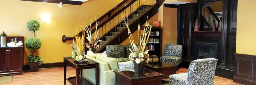 country_inn_and_suites-lobby-825x275